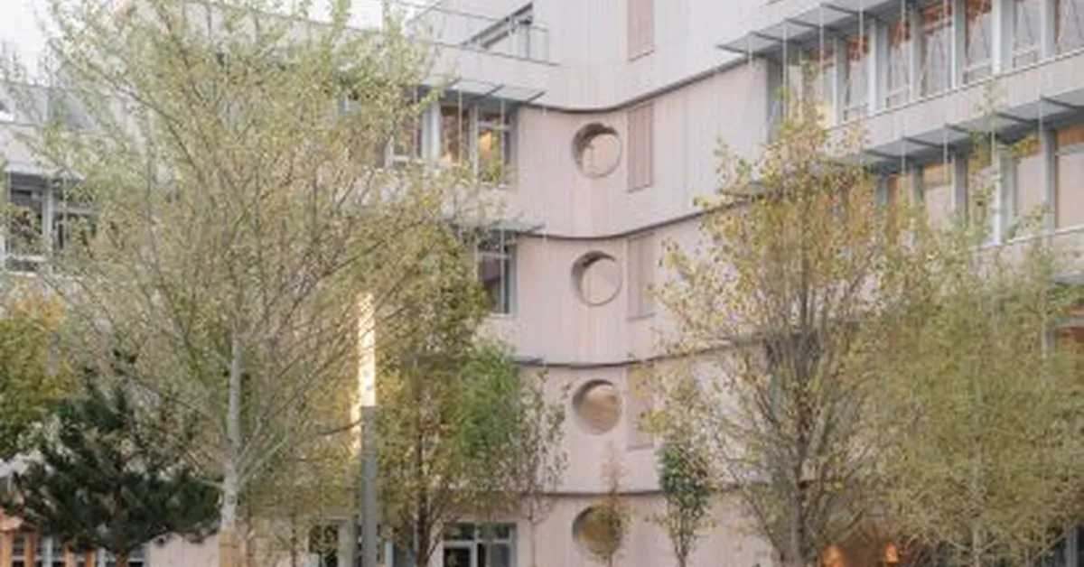 Planted rooftop terraces "cascade" down stepped school in Paris by Tectoniques