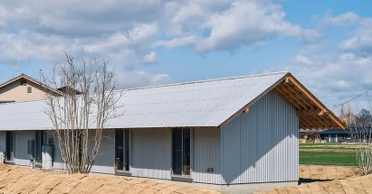 Kraft Architects clads minimalist Japanese home with corrugated steel