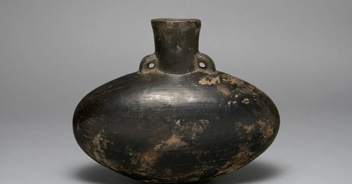 Classification and reconstruction for single-pixel imaging with classical and quantum neural networks