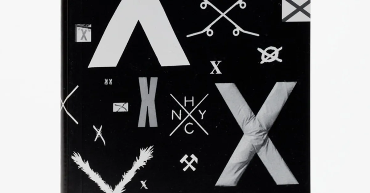 Learning Flow Distributions via Projection-Constrained Diffusion on Manifolds