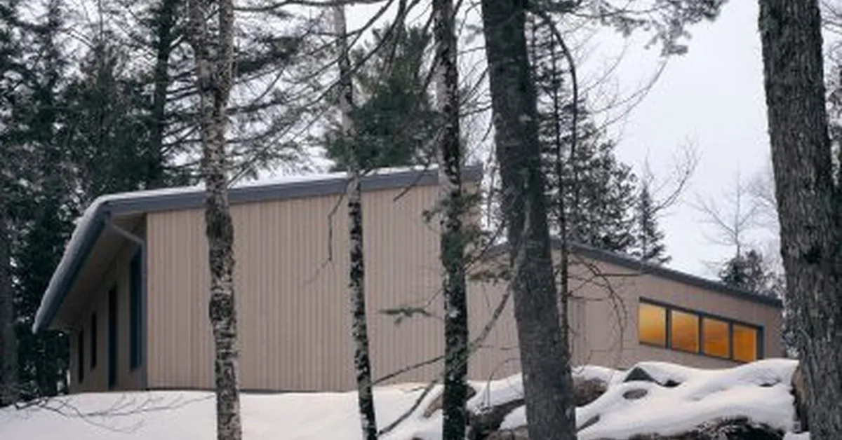 Ravi Handa Architect "mirrors the discovery" of woodland walks in Quebec house