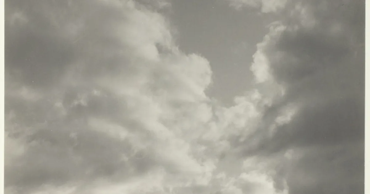 From Pairs to Sequences: Track-Aware Policy Gradients for Keypoint Detection