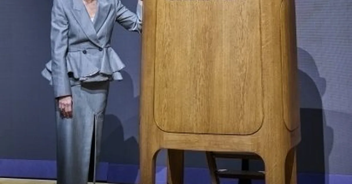 Jony Ive designs oak rostrum for Christie's auction house