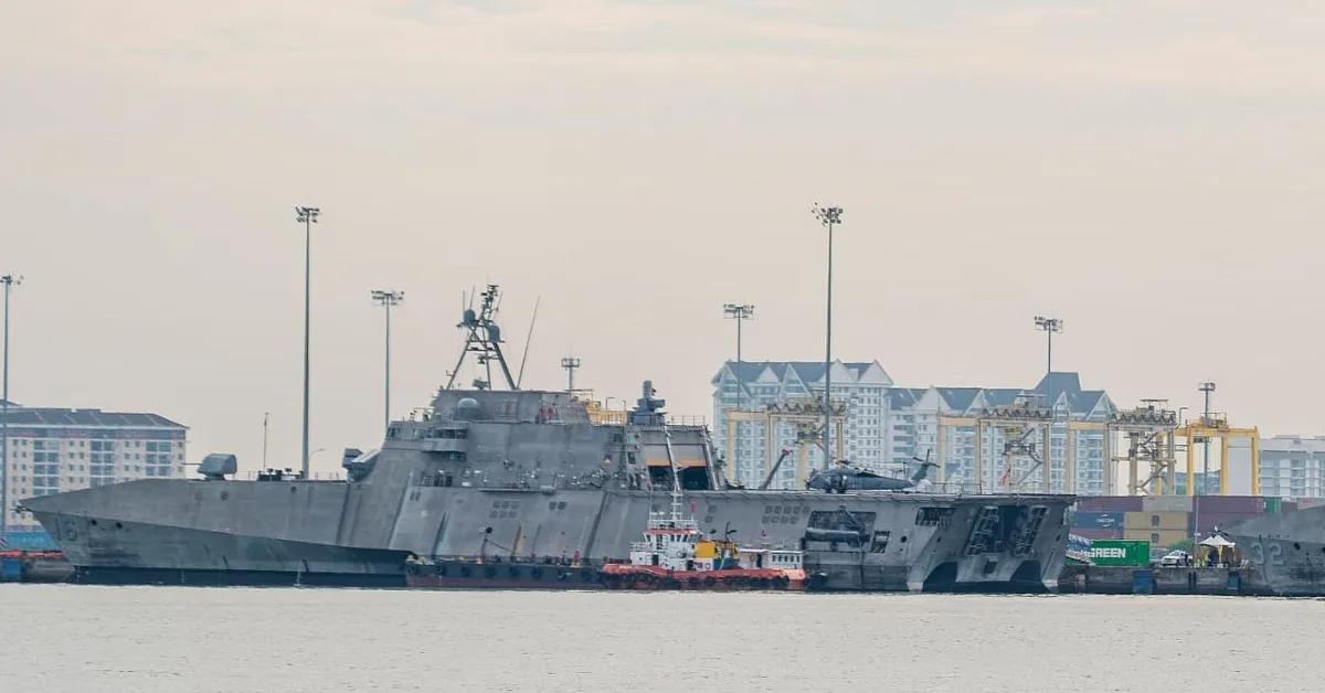 2 of the US' 3 mine-hunting ships assigned to the Middle East were just seen in Asia