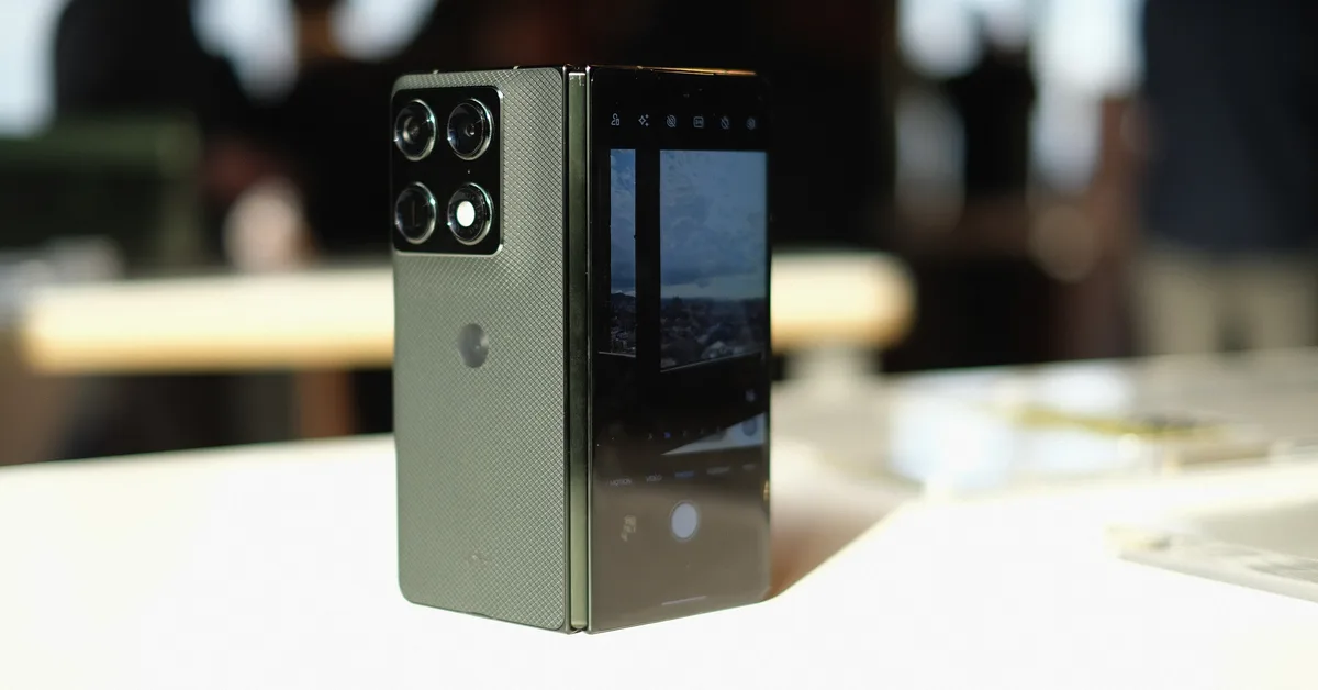 Motorola Razr Fold hands-on at MWC 2026: Bright screens, inside and out