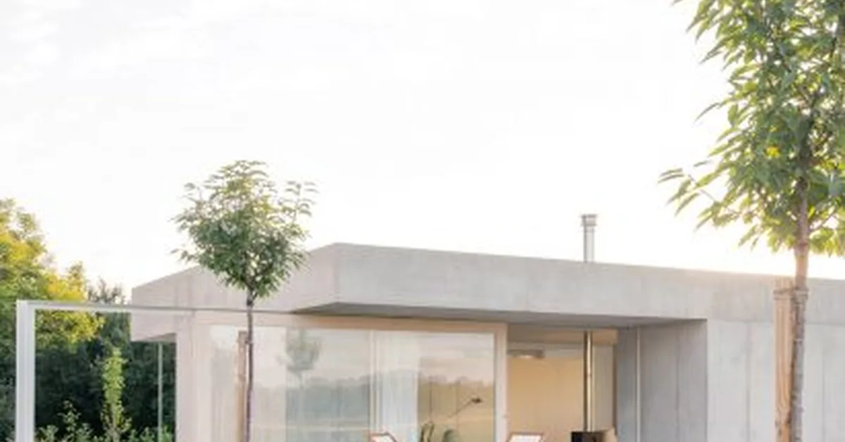 Skupaj Arhitekti "refuses contextual mimicry" for concrete home in Slovenia