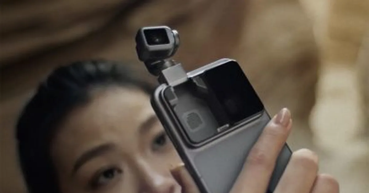 Honor's Robot Phone is a smartphone with an articulating arm